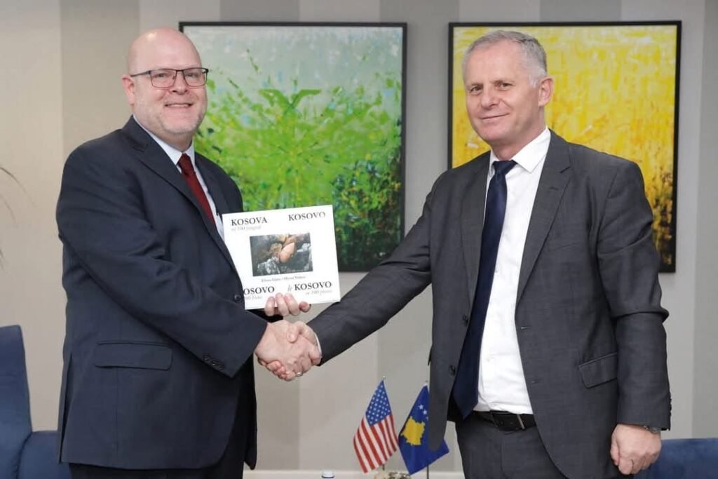 Ambasadori Hovenier po e përfundon mandatin në Kosovë, përshëndetet me Besnik Bislimin
