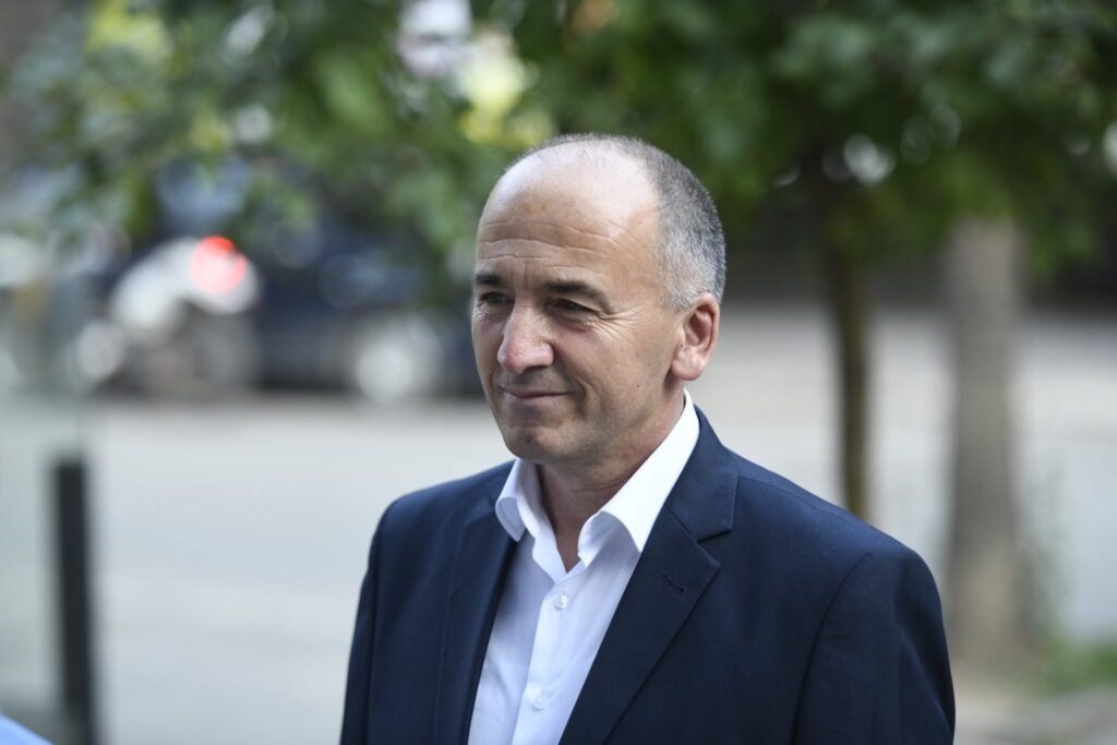 Gazmend Muhaxheri dorëzon mandatin e deputetit