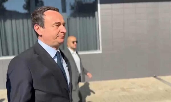 Kurti shkon në Qeveri për takimin me Krasniqin, s’ju flet gazetarëve që e pyesin se a do të bëjë kompromis për kryeparlamentarin