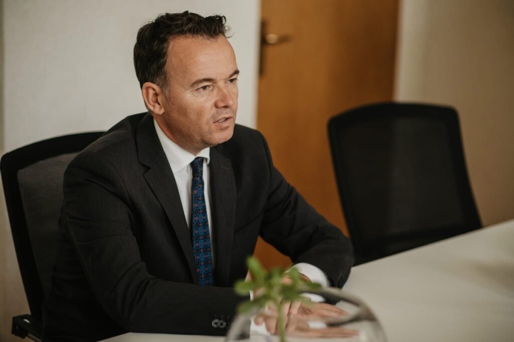 Faton Peci ngre Kallëzim Penal kundër Ekrem Llukës, Lirim Mehmetajt dhe Ermal Pandurit